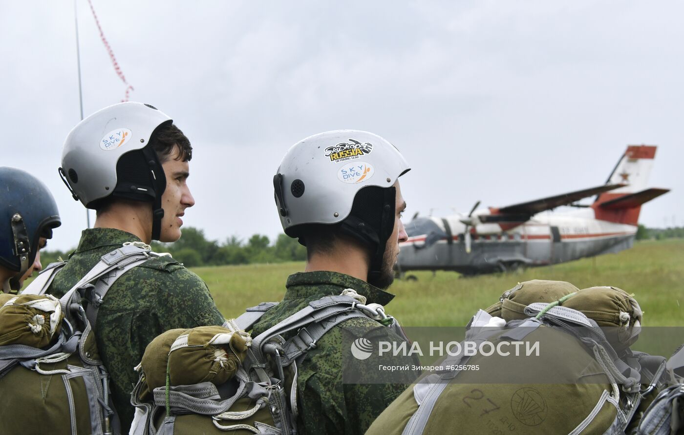 Призывники в ВДВ совершили первый прыжок с парашютом в Краснодарском крае