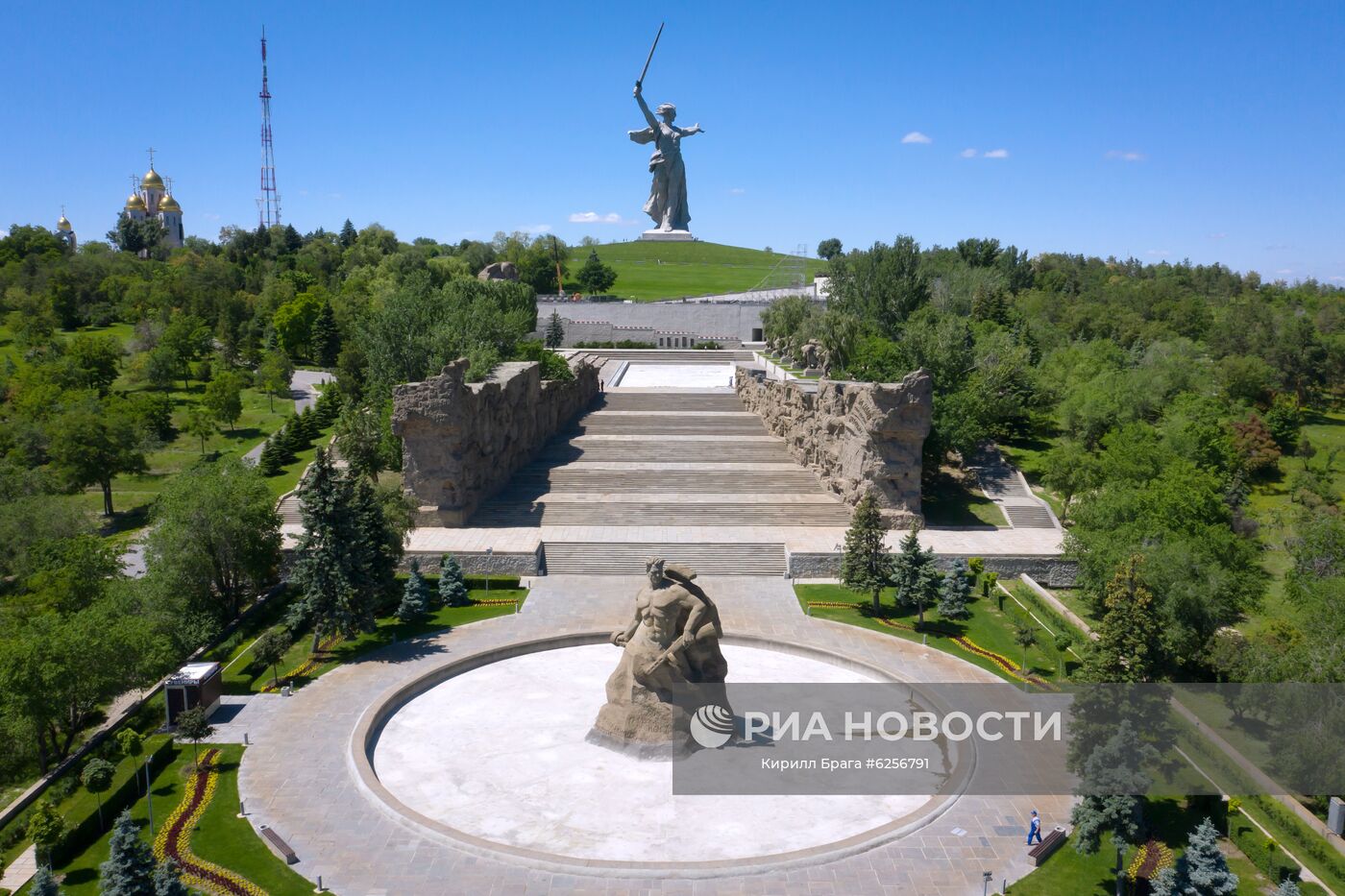 Монумент "Родина-мать зовет!" на Мамаевом кургане после реставрации