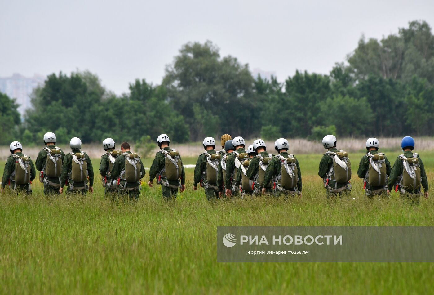 Призывники в ВДВ совершили первый прыжок с парашютом в Краснодарском крае