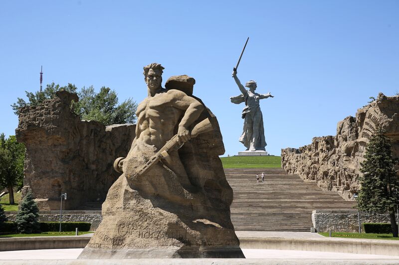 15 октября  - На Мамаевом кургане был торжественно открыт памятник-ансамбль "Героям Сталинградской битвы"