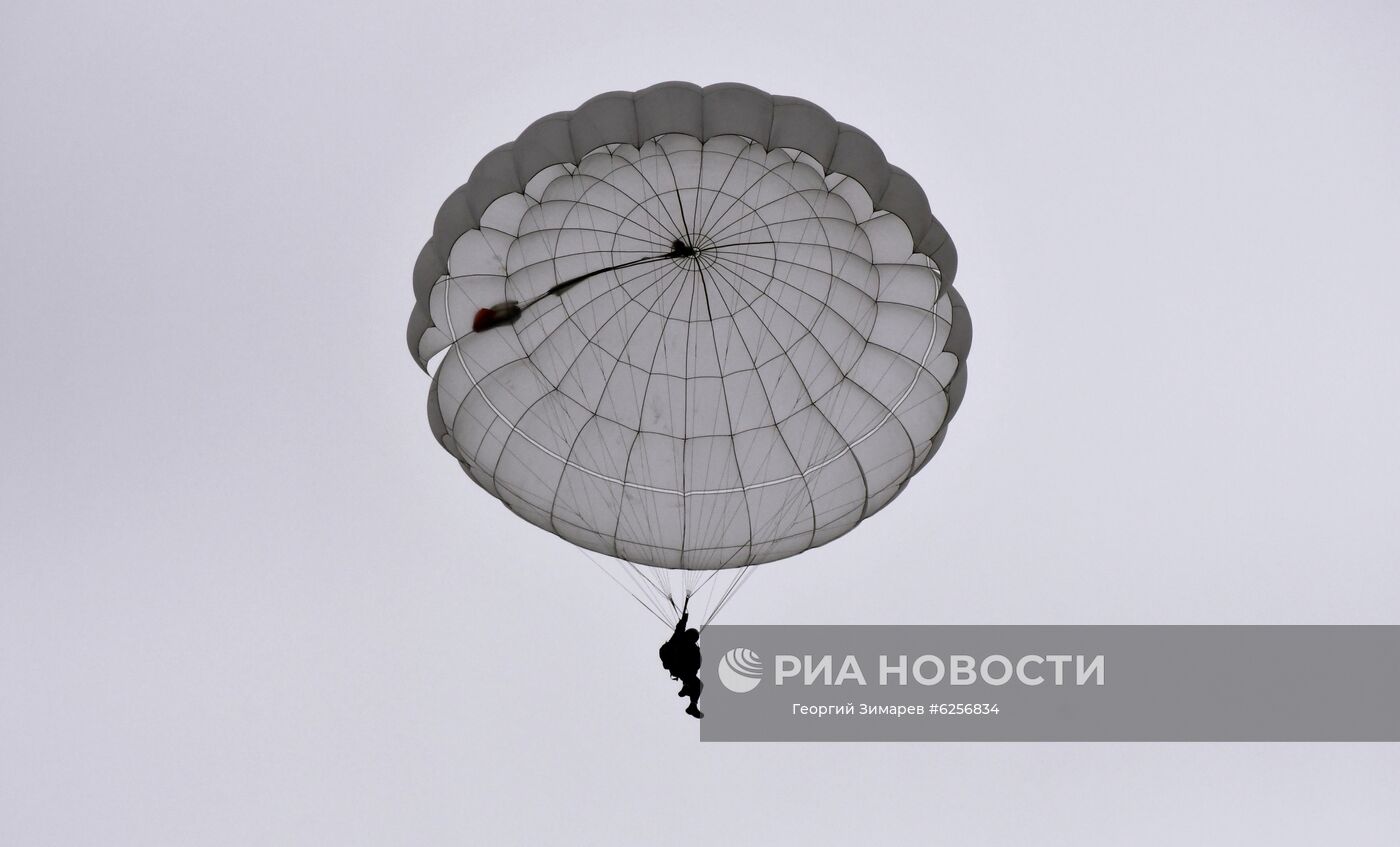 Призывники в ВДВ совершили первый прыжок с парашютом в Краснодарском крае