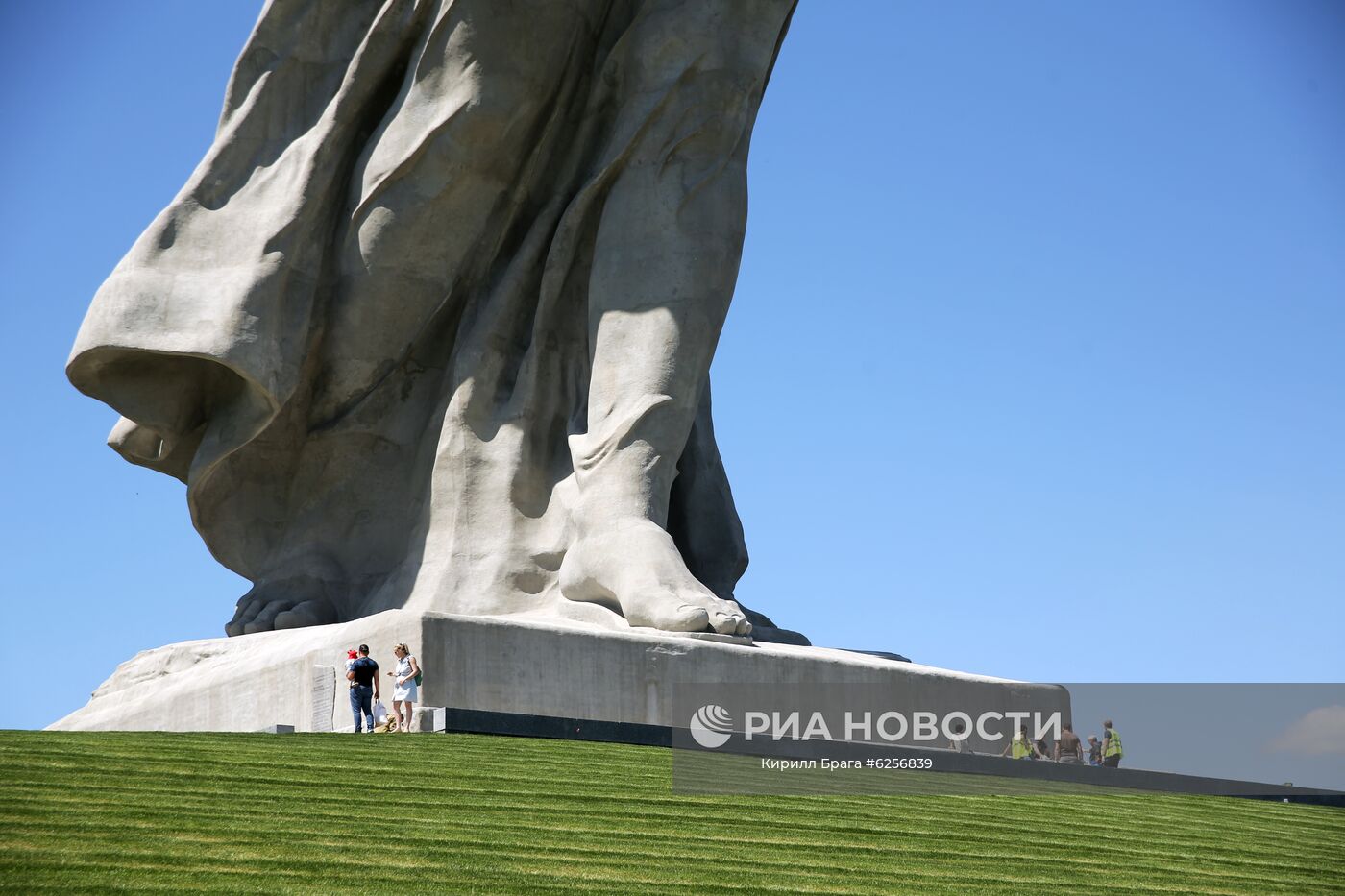 Монумент "Родина-мать зовет!" на Мамаевом кургане после реставрации