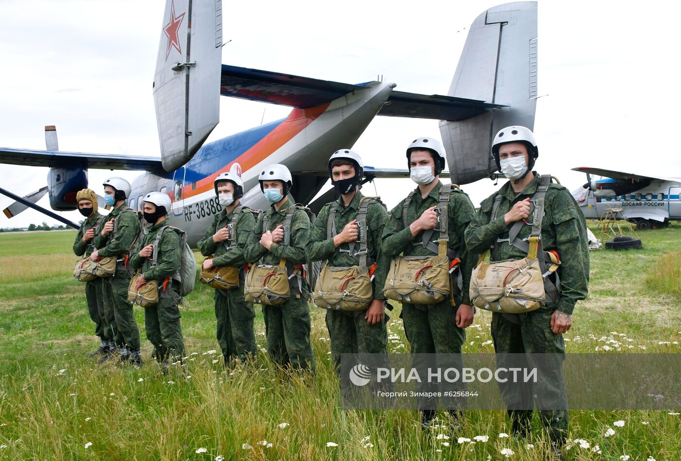 Призывники в ВДВ совершили первый прыжок с парашютом в Краснодарском крае