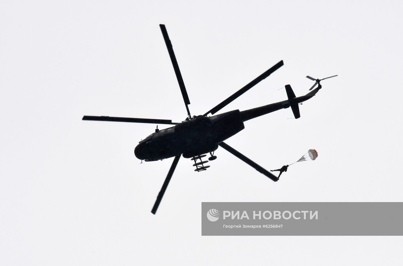 Призывники в ВДВ совершили первый прыжок с парашютом в Краснодарском крае