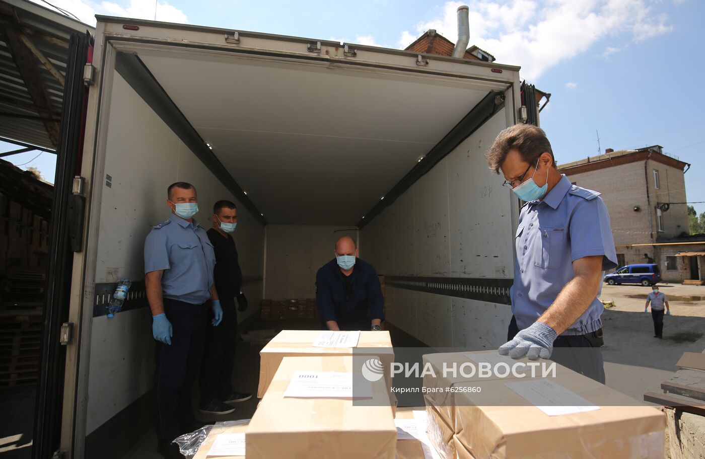 Подготовка бюллетеней для голосования по поправкам в Конституцию