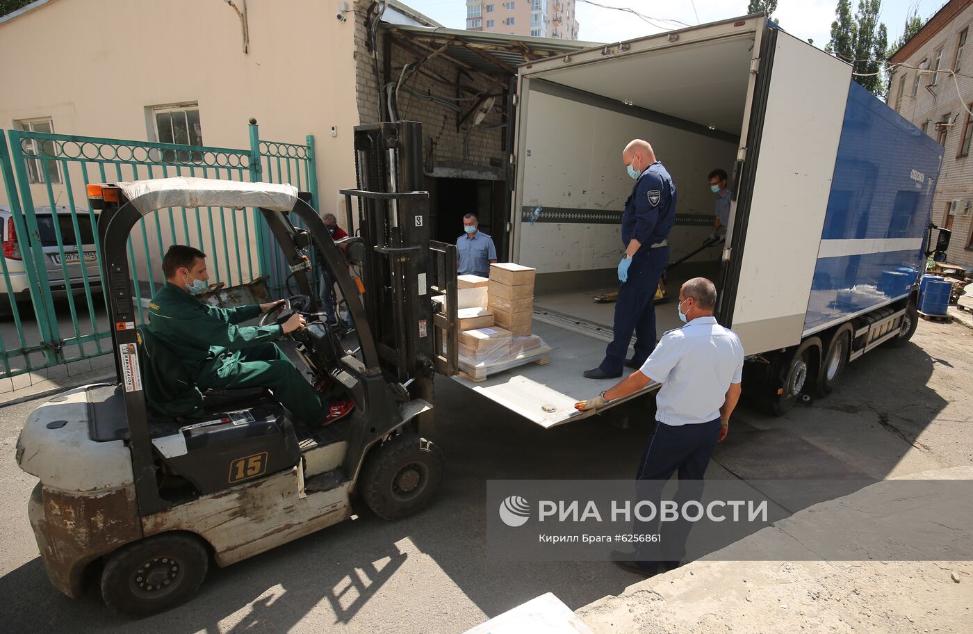 Подготовка бюллетеней для голосования по поправкам в Конституцию