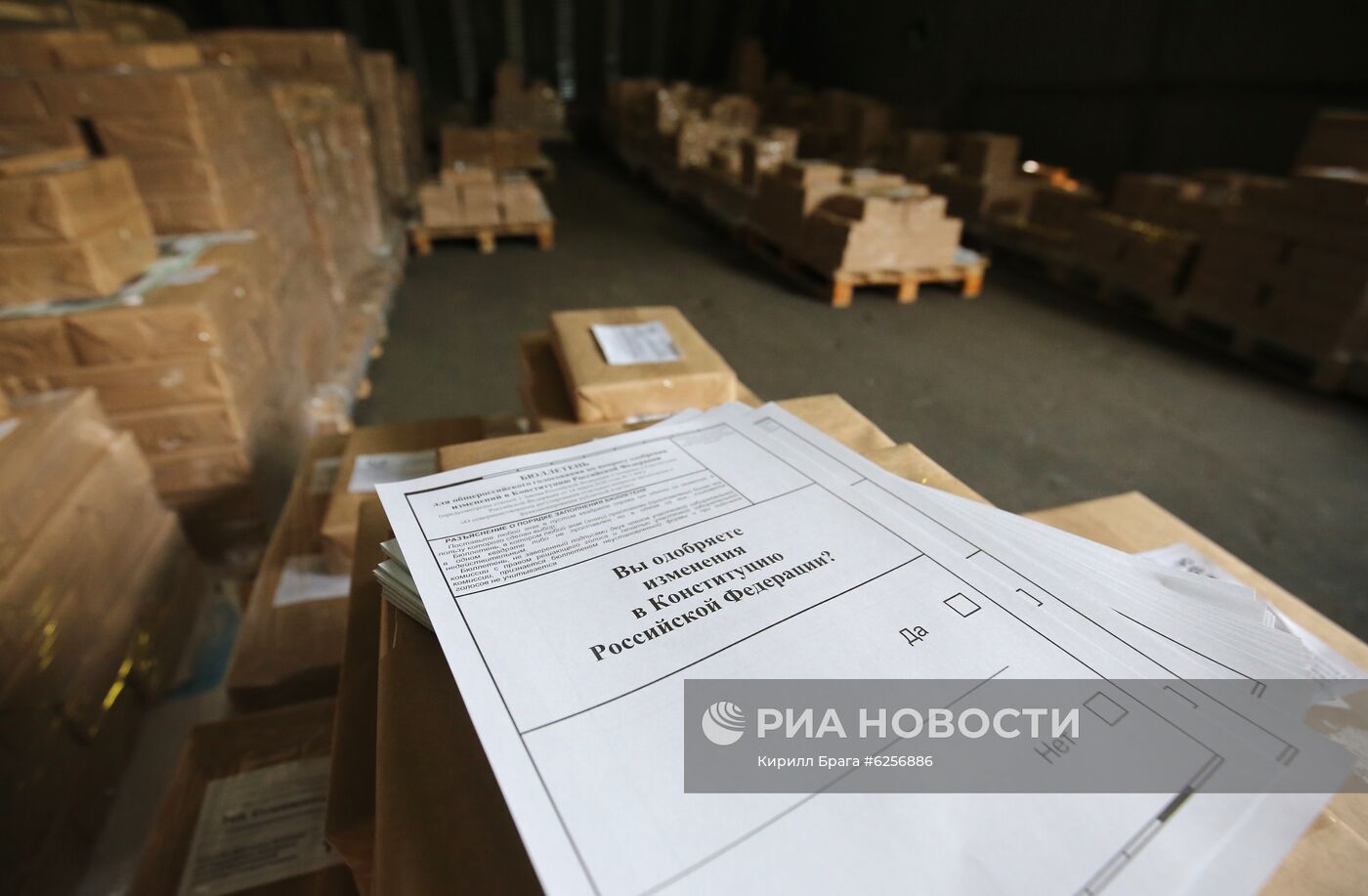 Подготовка бюллетеней для голосования по поправкам в Конституцию