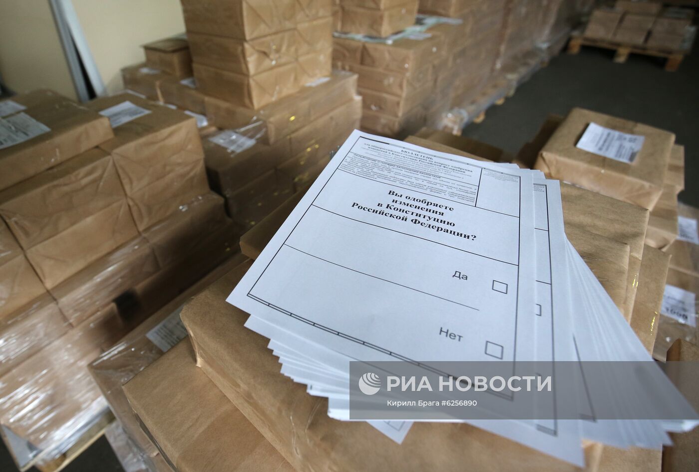Подготовка бюллетеней для голосования по поправкам в Конституцию