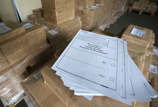 Подготовка бюллетеней для голосования по поправкам в Конституцию