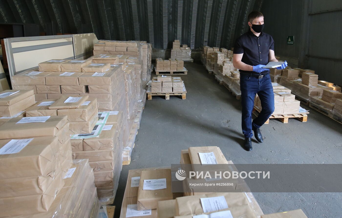 Подготовка бюллетеней для голосования по поправкам в Конституцию