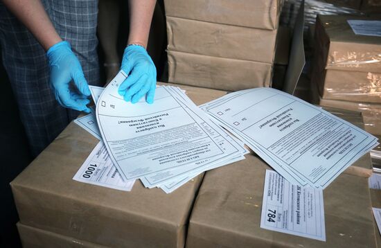 Подготовка бюллетеней для голосования по поправкам в Конституцию