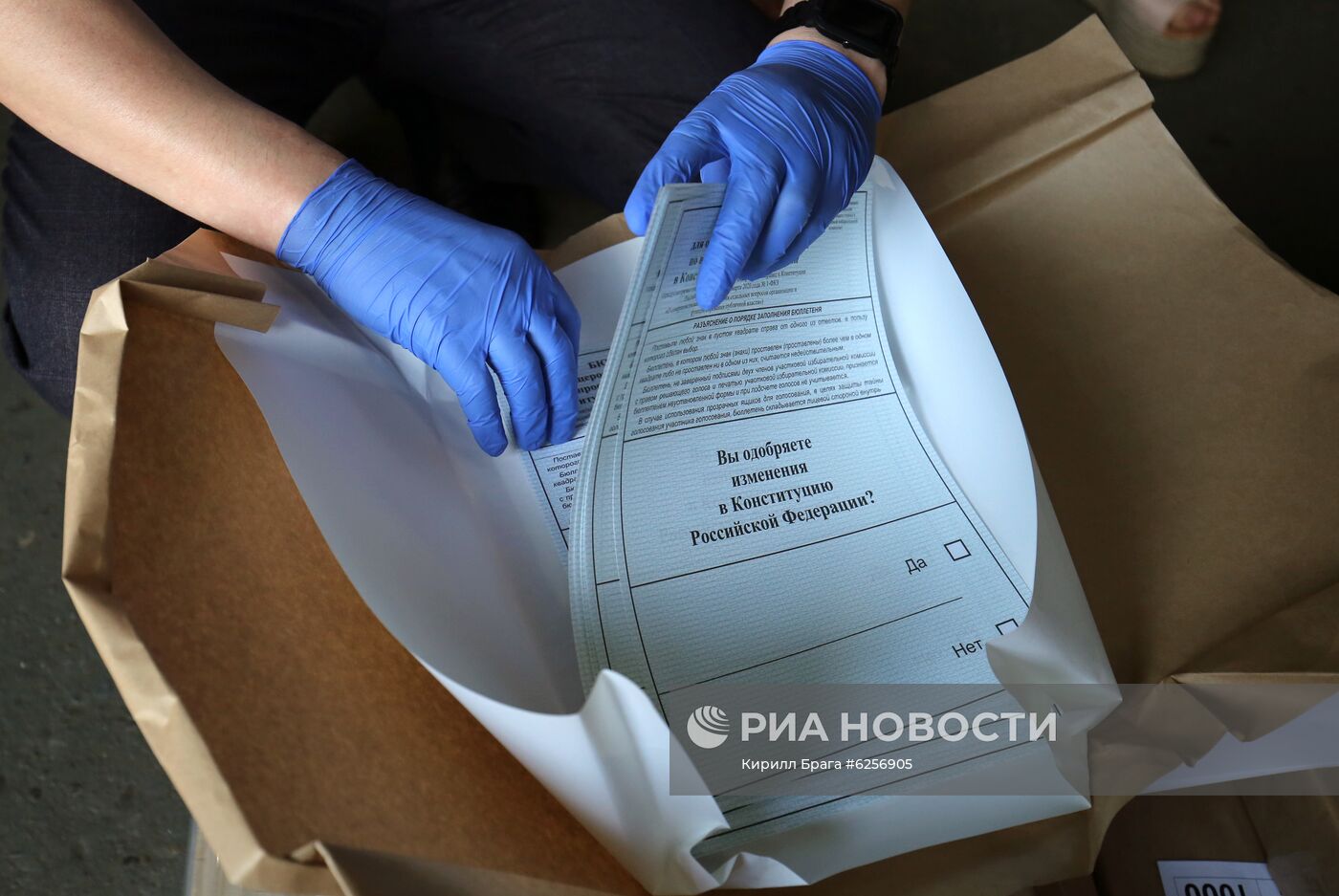 Подготовка бюллетеней для голосования по поправкам в Конституцию