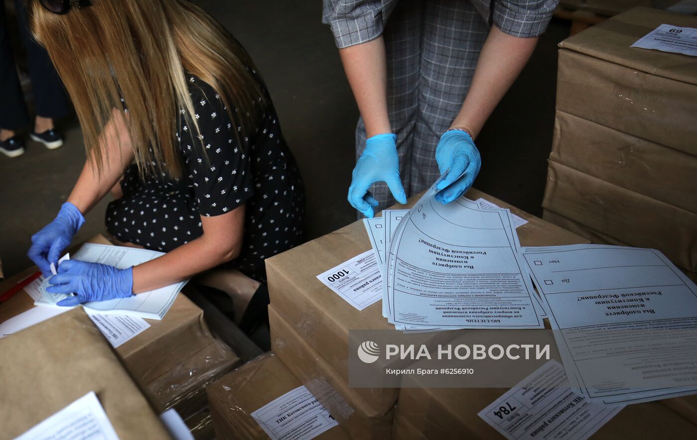 Подготовка бюллетеней для голосования по поправкам в Конституцию