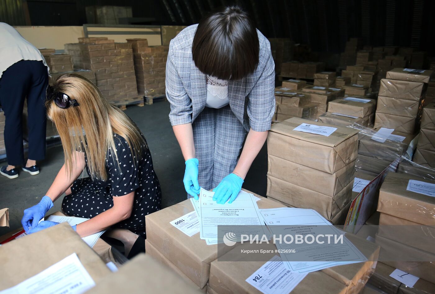 Подготовка бюллетеней для голосования по поправкам в Конституцию