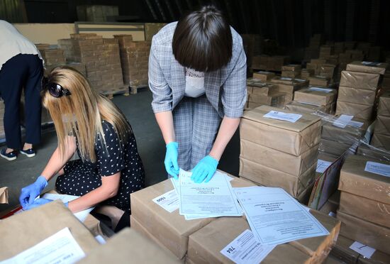 Подготовка бюллетеней для голосования по поправкам в Конституцию