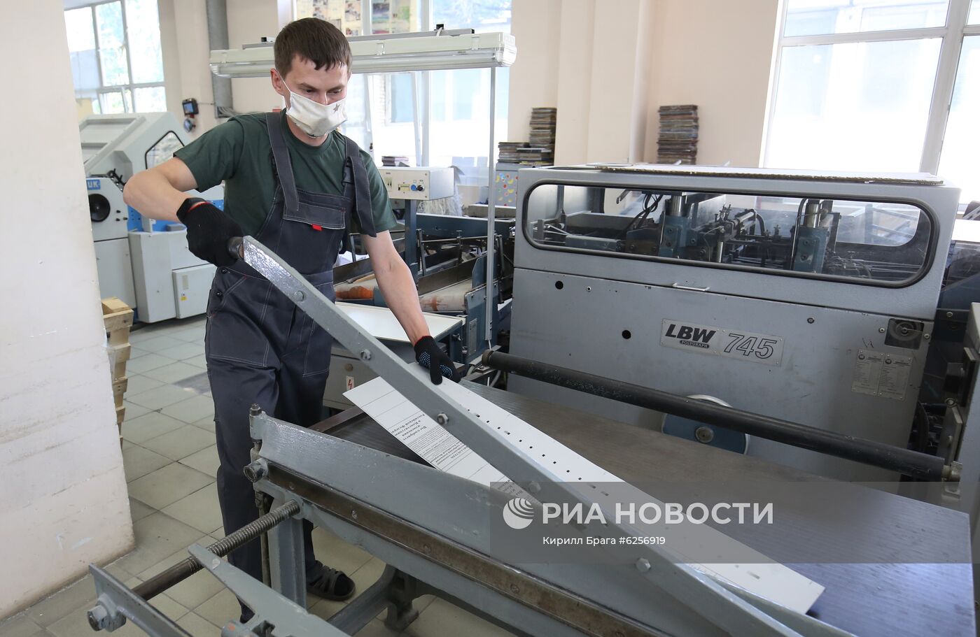 Подготовка бюллетеней для голосования по поправкам в Конституцию