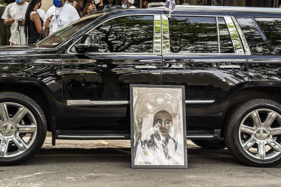 Прощание с погибшим при задержании афроамериканцем Дж. Флойдом в США