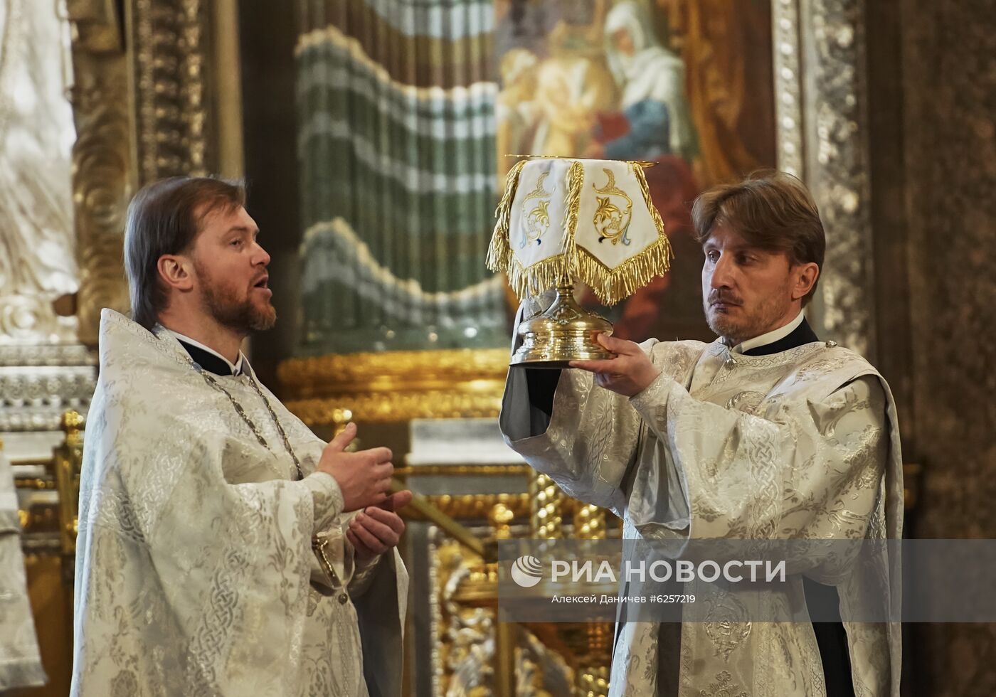 В Санкт-Петербурге возобновляют работу храмы