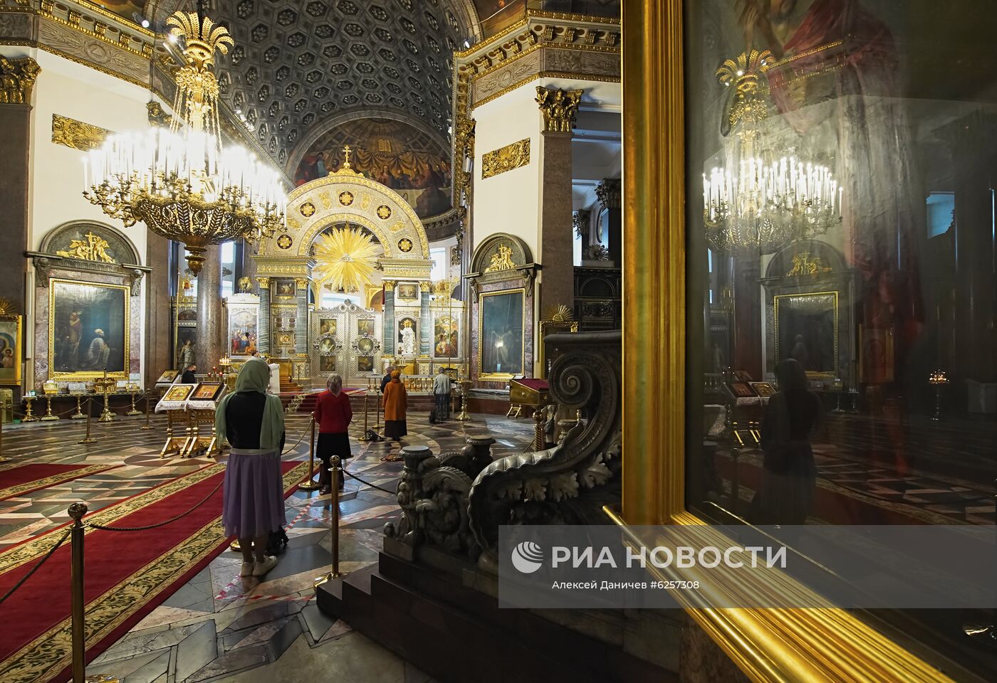 В Санкт-Петербурге возобновляют работу храмы
