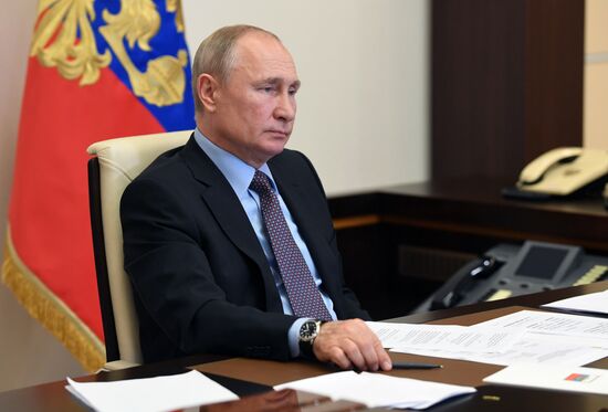 Президент РФ В. Путин провел встречу с экологами и зоозащитниками