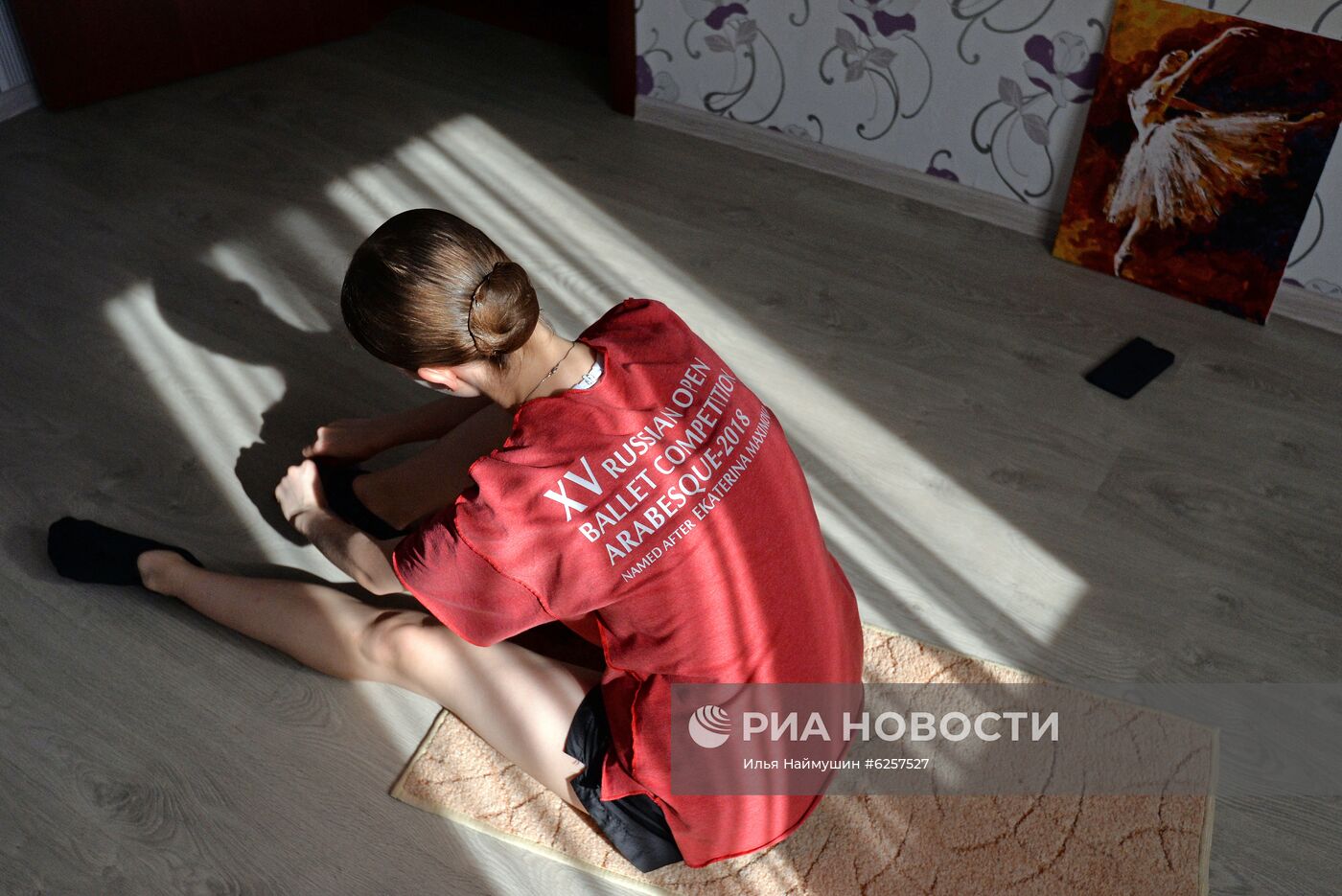 Учащиеся Красноярского хореографического колледжа готовятся дома к выпускному экзамену