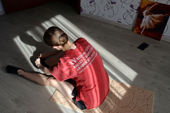 Учащиеся Красноярского хореографического колледжа готовятся дома к выпускному экзамену