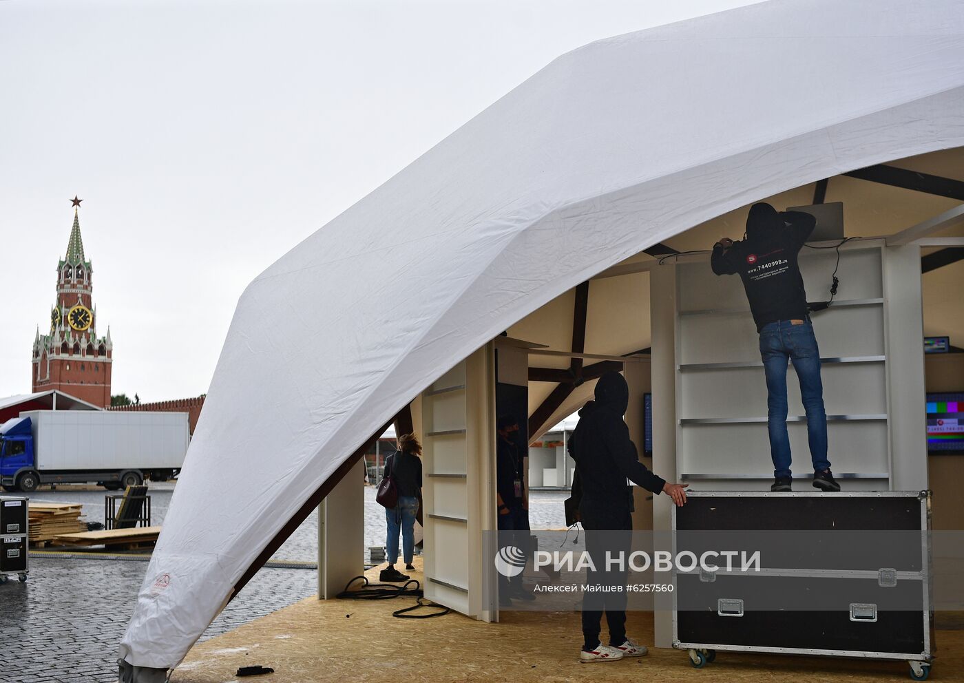 Подготовка к книжному фестивалю "Красная площадь"