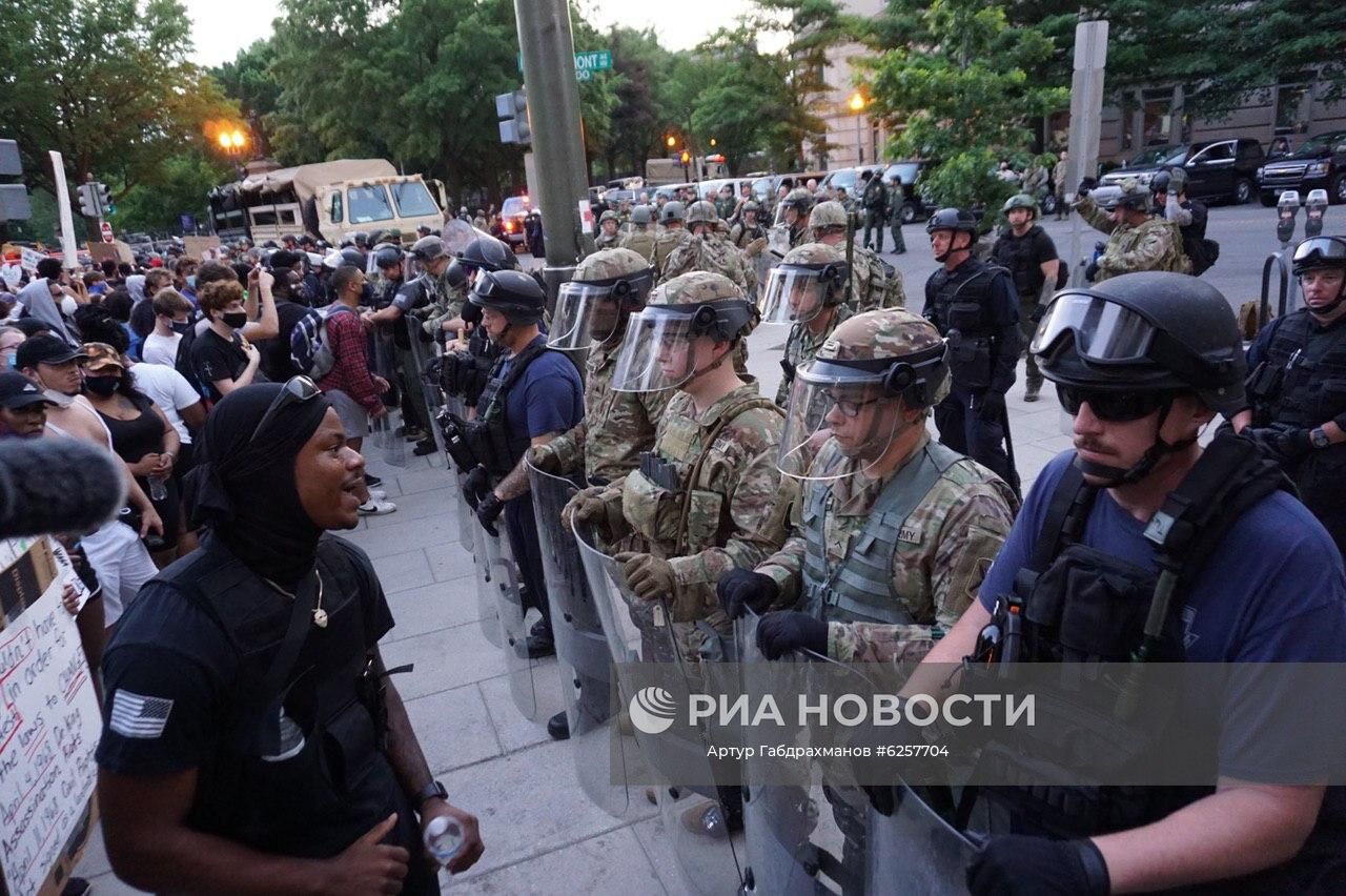 Военная полиция США и участники акции протеста против полицейского насилия у Белого дома в Вашингтоне. Акции протеста начались в США после убийства полицейскими при задержании афроамериканца Джорджа Флойда в Миннеаполисе. Место: США, Вашингтон. Автор: Артур Габдрахманов/Sputnik/РИА Новости. Протесты в США