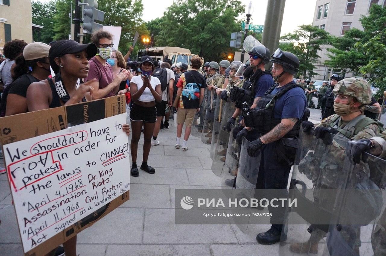 Военная полиция США и участники акции протеста против полицейского насилия у Белого дома в Вашингтоне. Акции протеста начались в США после убийства полицейскими при задержании афроамериканца Джорджа Флойда в Миннеаполисе. Место: США, Вашингтон. Автор: Артур Габдрахманов/Sputnik/РИА Новости. Протесты в США
