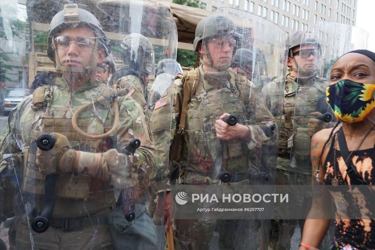 Военнослужащие США во время акции протеста против полицейского насилия у Белого дома в Вашингтоне. Акции протеста начались в США после убийства полицейскими при задержании афроамериканца Джорджа Флойда в Миннеаполисе. Место: США, Вашингтон. Автор: Артур Габдрахманов/Sputnik/РИА Новости. Протесты в США