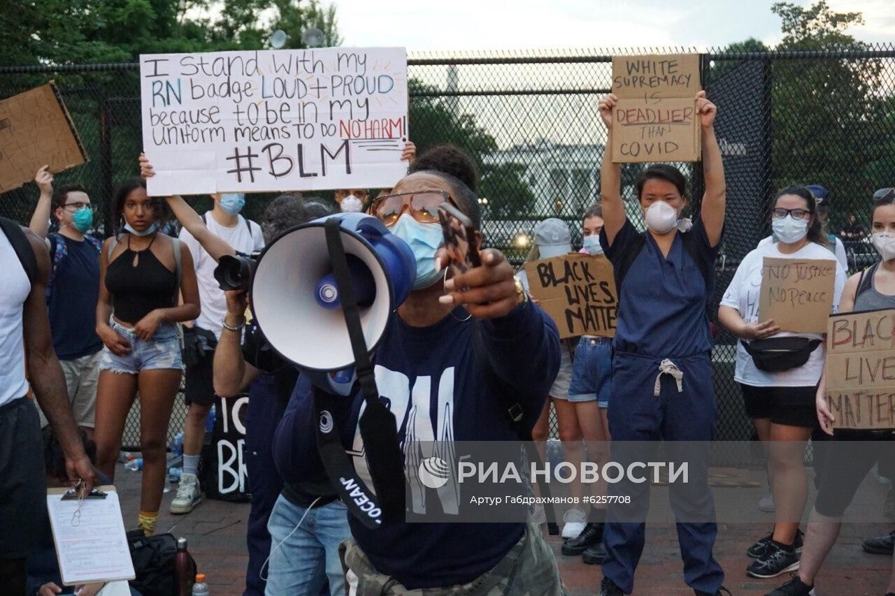 Участники акции протеста против полицейского насилия у Белого дома в Вашингтоне. Акции протеста начались в США после убийства полицейскими при задержании афроамериканца Джорджа Флойда в Миннеаполисе. Место: США, Вашингтон. Автор: Артур Габдрахманов/Sputnik/РИА Новости. Протесты в США