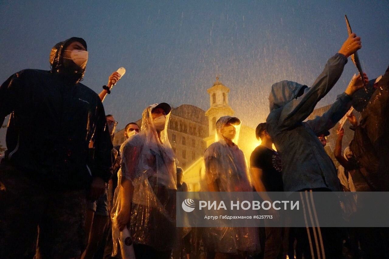 Участники акции протеста против полицейского насилия у Белого дома в Вашингтоне. Акции протеста начались в США после убийства полицейскими при задержании афроамериканца Джорджа Флойда в Миннеаполисе. Место: США, Вашингтон. Автор: Артур Габдрахманов/Sputnik/РИА Новости. Протесты в США