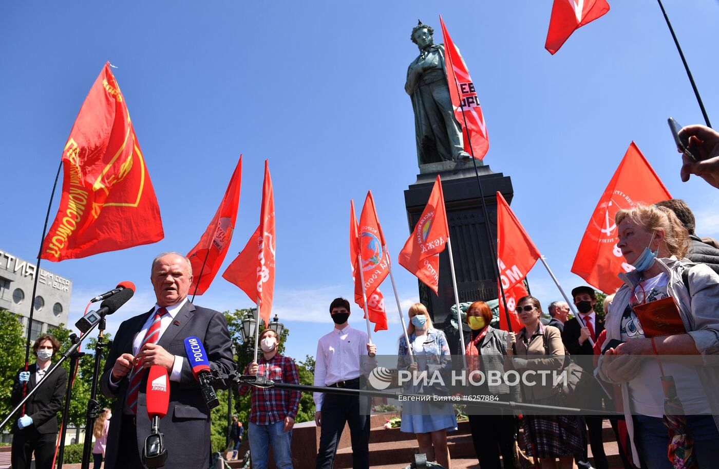Возложение цветов к памятнику А. С. Пушкину