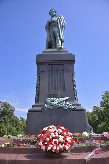 Возложение цветов к памятнику А. С. Пушкину 
