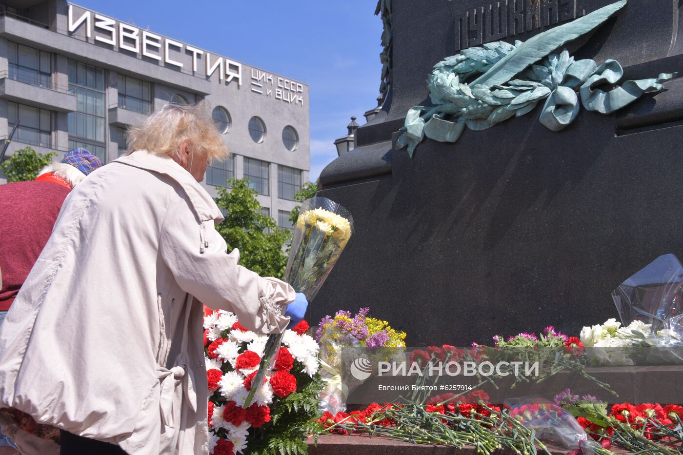 Возложение цветов к памятнику А. С. Пушкину