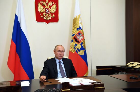 Президент РФ В. Путин провел встречу с деятелями культуры