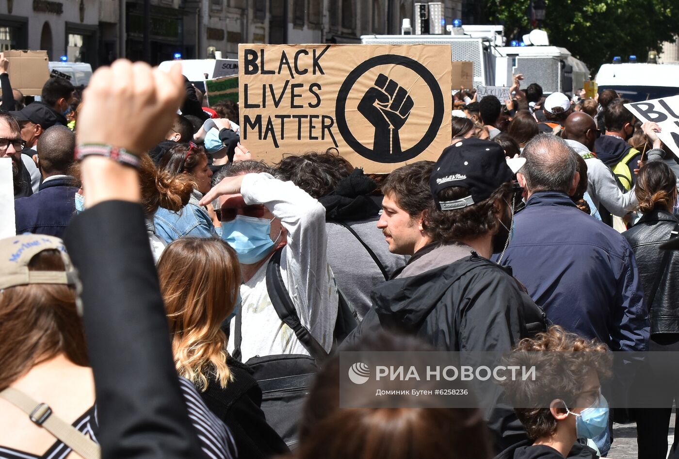 Протесты против произвола полиции в Париже