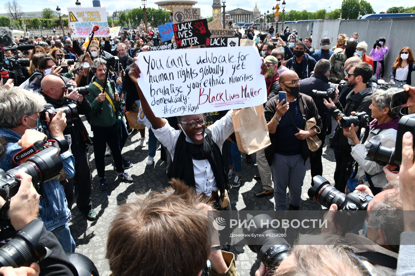 Протесты против произвола полиции в Париже