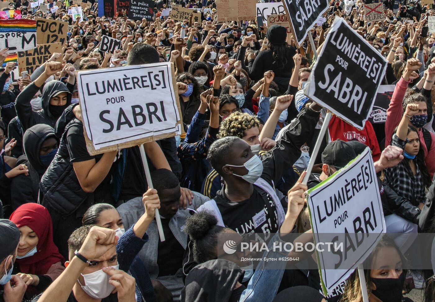 Протесты против произвола полиции в Париже