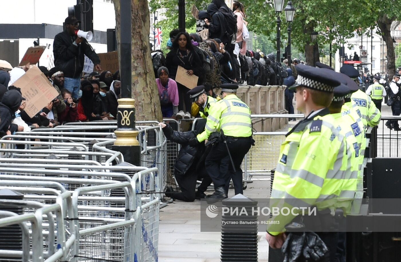 Протесты против произвола полиции в Великобритании