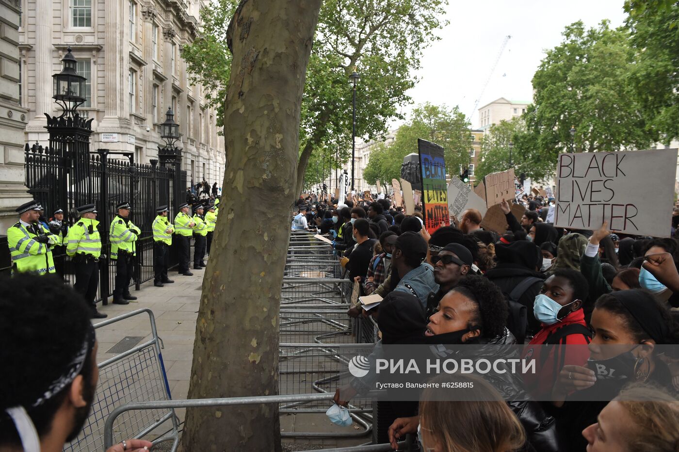 Протесты против произвола полиции в Великобритании