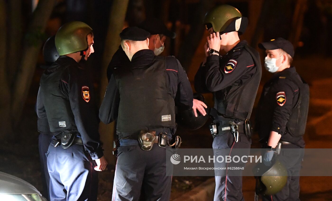 Неизвестный устроил стрельбу из окна в Москве