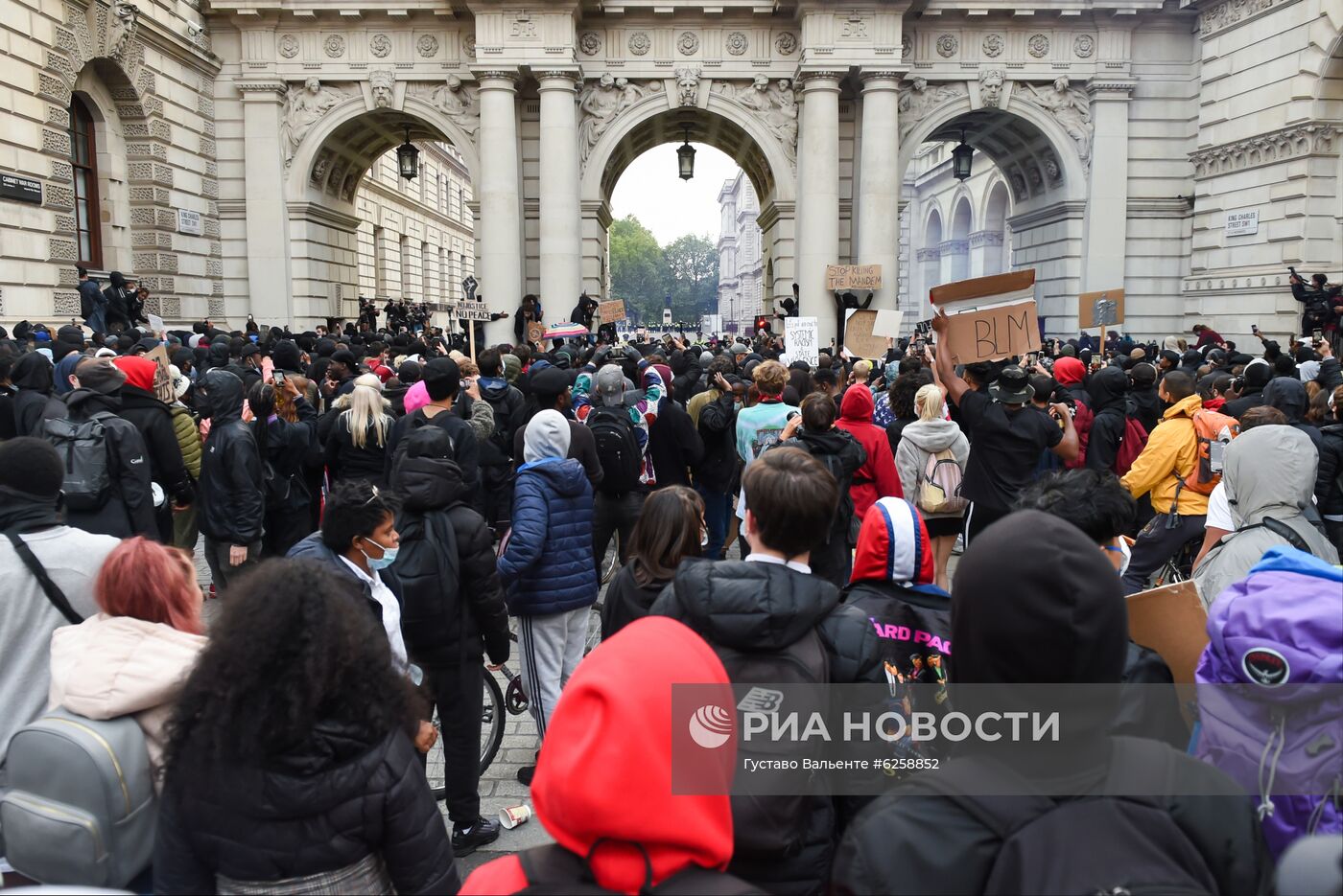 Протесты против произвола полиции в Великобритании