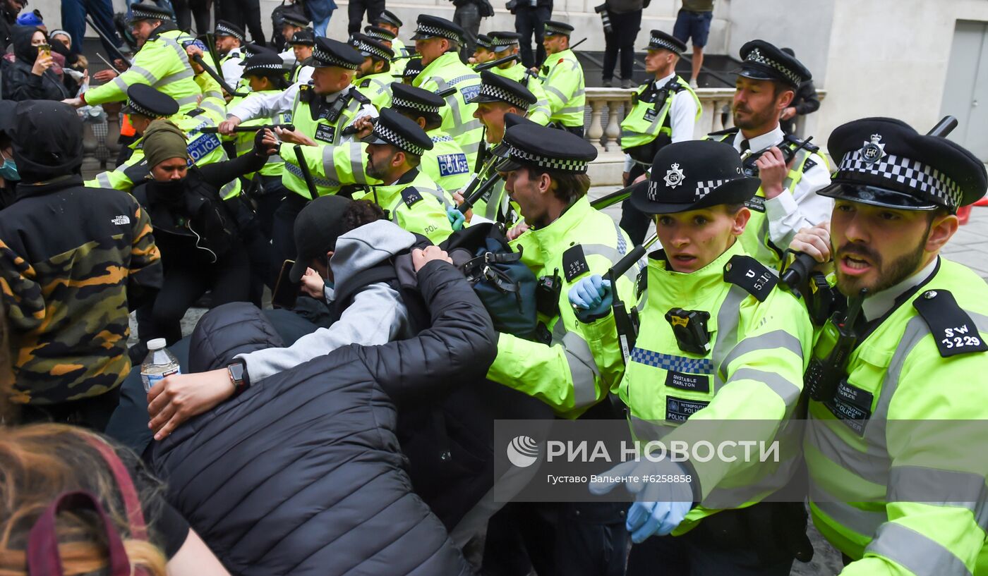 Протесты против произвола полиции в Великобритании