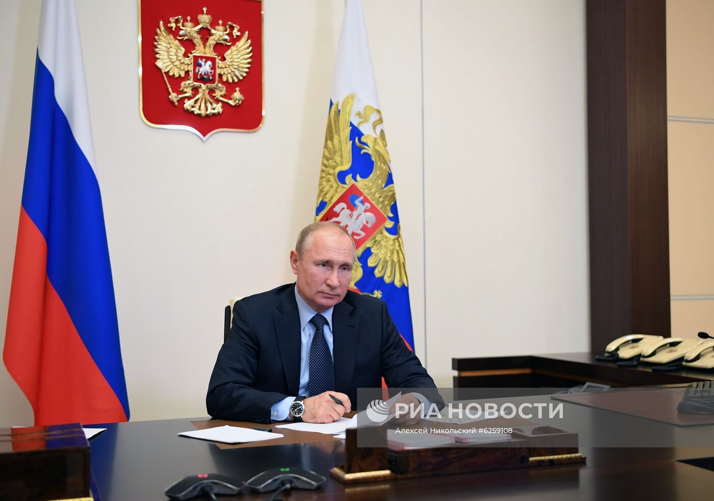 Президент РФ В. Путин провел встречу с социальными работниками госучреждений и НКО