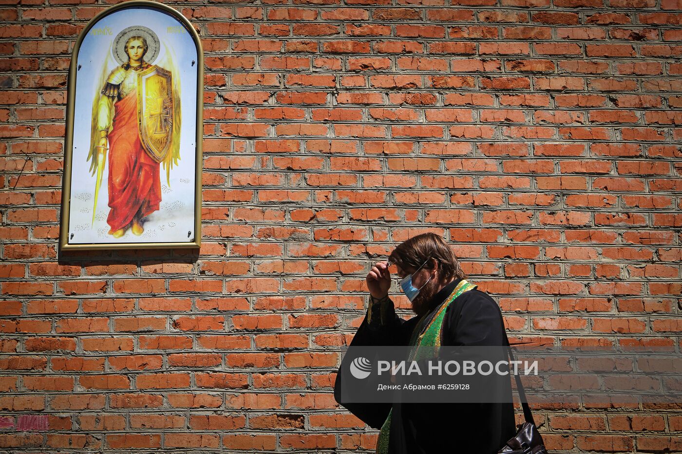 Священник РПЦ посещает прихожан во время пандемии COVID-19