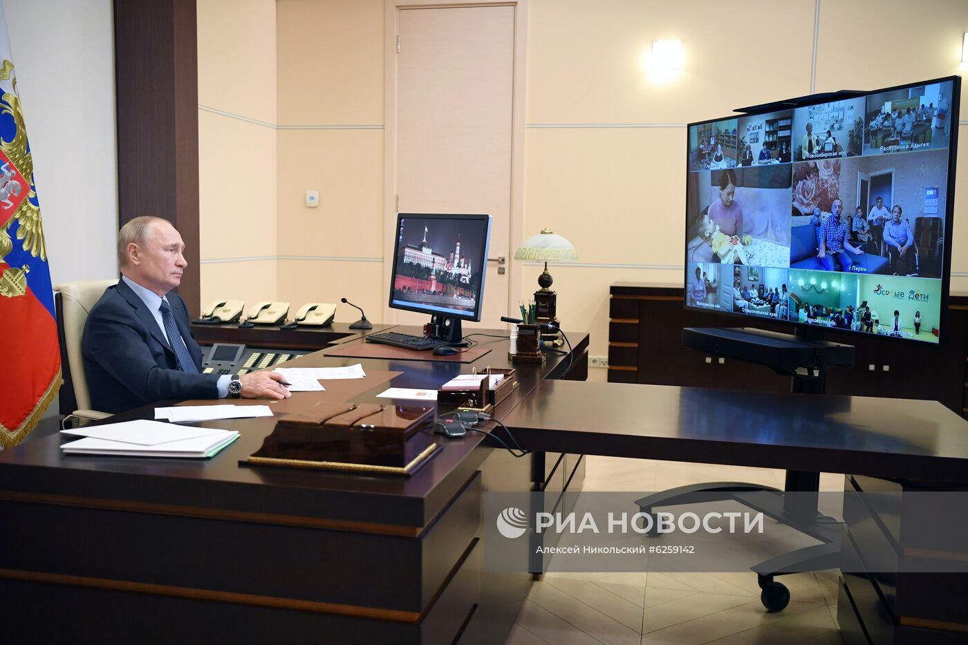 Президент РФ В. Путин провел встречу с социальными работниками госучреждений и НКО