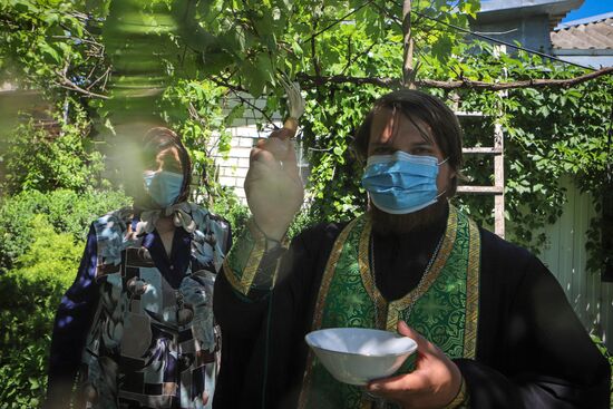 Священник РПЦ посещает прихожан во время пандемии COVID-19