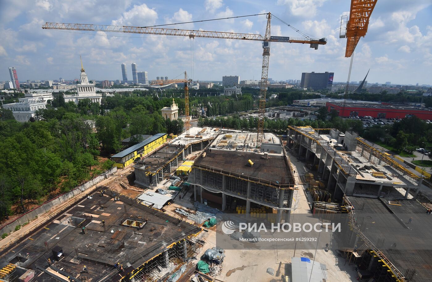 Строительство колеса обозрения "Солнце Москвы" 