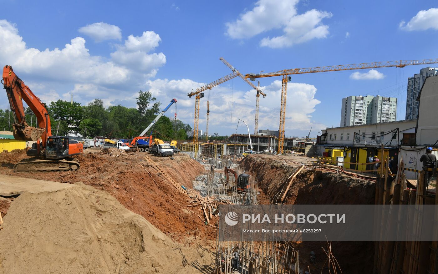 Строительство колеса обозрения "Солнце Москвы"